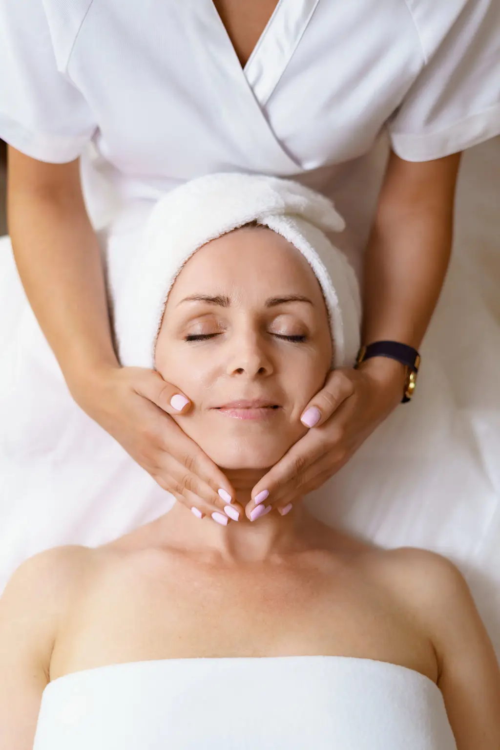 Da Zen Estetica a Claro ogni appuntamento diventa un momento dedicato alla bellezza, al relax e alla cura di sé. Il nostro centro estetico offre trattamenti viso e corpo, solarium, trucco e numerosi servizi pensati per rispondere alle diverse esigenze delle nostre clienti. Professionalità, attenzione e un'atmosfera calda e accogliente accompagnano ogni esperienza, dalla consulenza iniziale alla scelta del trattamento più indicato. Vieni a scoprire Zen Estetica a Claro e scegli il trattamento ideale per valorizzarti e concederti una piacevole pausa dalla quotidianità.