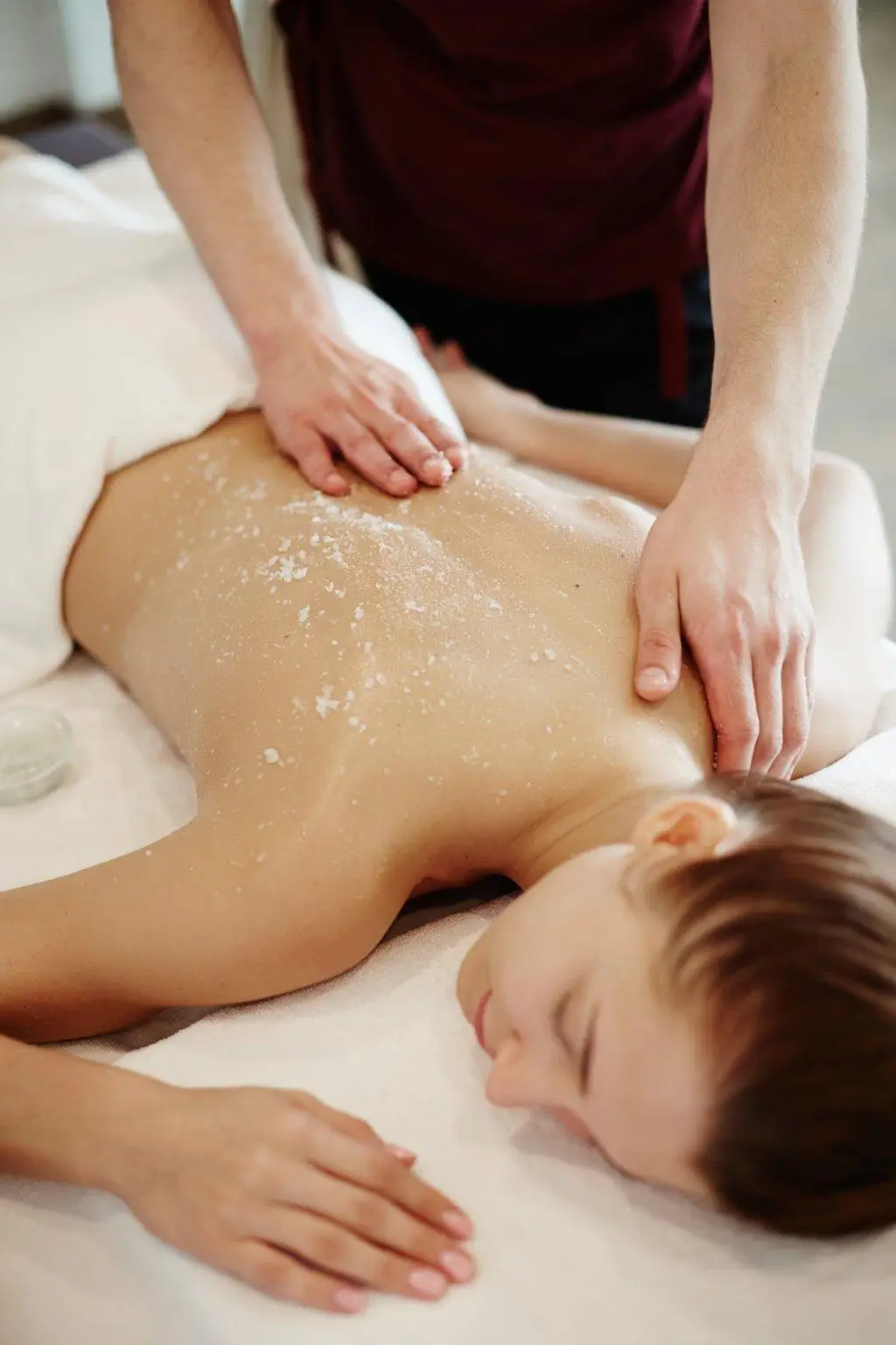 Da Zen Estetica a Claro ogni appuntamento diventa un momento dedicato alla bellezza, al relax e alla cura di sé. Il nostro centro estetico offre trattamenti viso e corpo, solarium, trucco e numerosi servizi pensati per rispondere alle diverse esigenze delle nostre clienti. Professionalità, attenzione e un'atmosfera calda e accogliente accompagnano ogni esperienza, dalla consulenza iniziale alla scelta del trattamento più indicato. Vieni a scoprire Zen Estetica a Claro e scegli il trattamento ideale per valorizzarti e concederti una piacevole pausa dalla quotidianità.