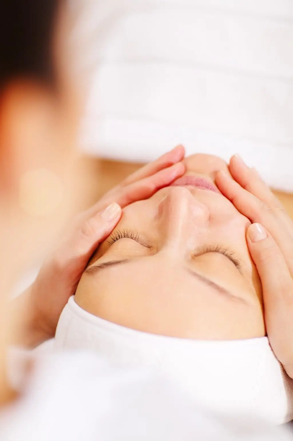 Cerchi un centro estetico a Claro dove professionalità, accoglienza e cura della persona siano al centro di ogni trattamento? Zen Estetica propone un'ampia scelta di servizi dedicati alla bellezza del viso e del corpo, con percorsi e trattamenti personalizzati in base alle tue esigenze. Dai trattamenti viso alla cura del corpo, dal solarium al trucco, ogni servizio è pensato per regalarti un'esperienza piacevole e risultati capaci di valorizzare la tua bellezza naturale. Affidati a Zen Estetica a Claro e ritrova il piacere di dedicare tempo al tuo benessere.