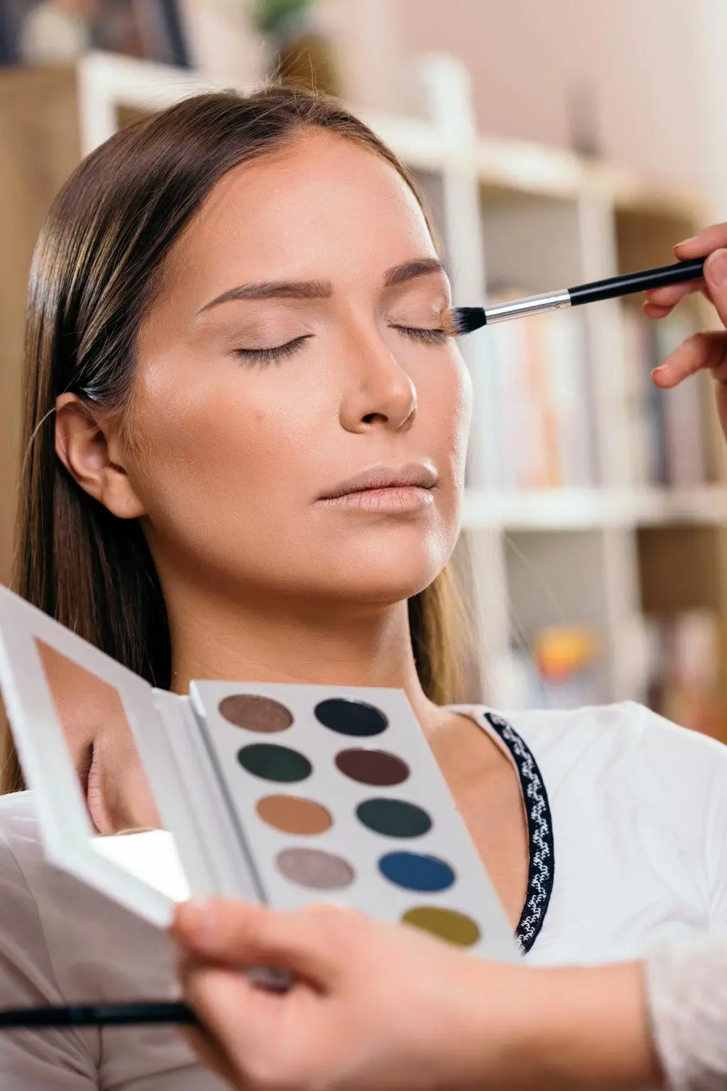 Da Zen Estetica a Claro ogni appuntamento diventa un momento dedicato alla bellezza, al relax e alla cura di sé. Il nostro centro estetico offre trattamenti viso e corpo, solarium, trucco e numerosi servizi pensati per rispondere alle diverse esigenze delle nostre clienti. Professionalità, attenzione e un'atmosfera calda e accogliente accompagnano ogni esperienza, dalla consulenza iniziale alla scelta del trattamento più indicato. Vieni a scoprire Zen Estetica a Claro e scegli il trattamento ideale per valorizzarti e concederti una piacevole pausa dalla quotidianità.