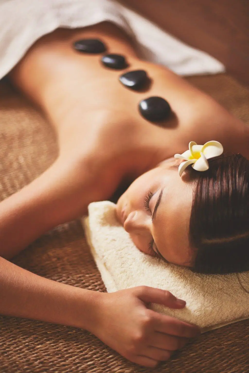 Da Zen Estetica a Claro ogni appuntamento diventa un momento dedicato alla bellezza, al relax e alla cura di sé. Il nostro centro estetico offre trattamenti viso e corpo, solarium, trucco e numerosi servizi pensati per rispondere alle diverse esigenze delle nostre clienti. Professionalità, attenzione e un'atmosfera calda e accogliente accompagnano ogni esperienza, dalla consulenza iniziale alla scelta del trattamento più indicato. Vieni a scoprire Zen Estetica a Claro e scegli il trattamento ideale per valorizzarti e concederti una piacevole pausa dalla quotidianità.